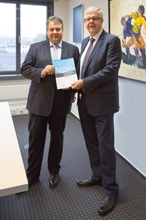 Prof. Dr. Dieter Rombach hands over the recommendations of the MÜNCHNER KREIS for a successful energy transition to federal minister Sigmar Gabriel. (Photo: Fraunhofer IESE)