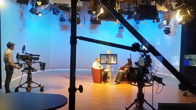 Blick von hinter den Kulissen auf ein Interview in einer TV-Show.