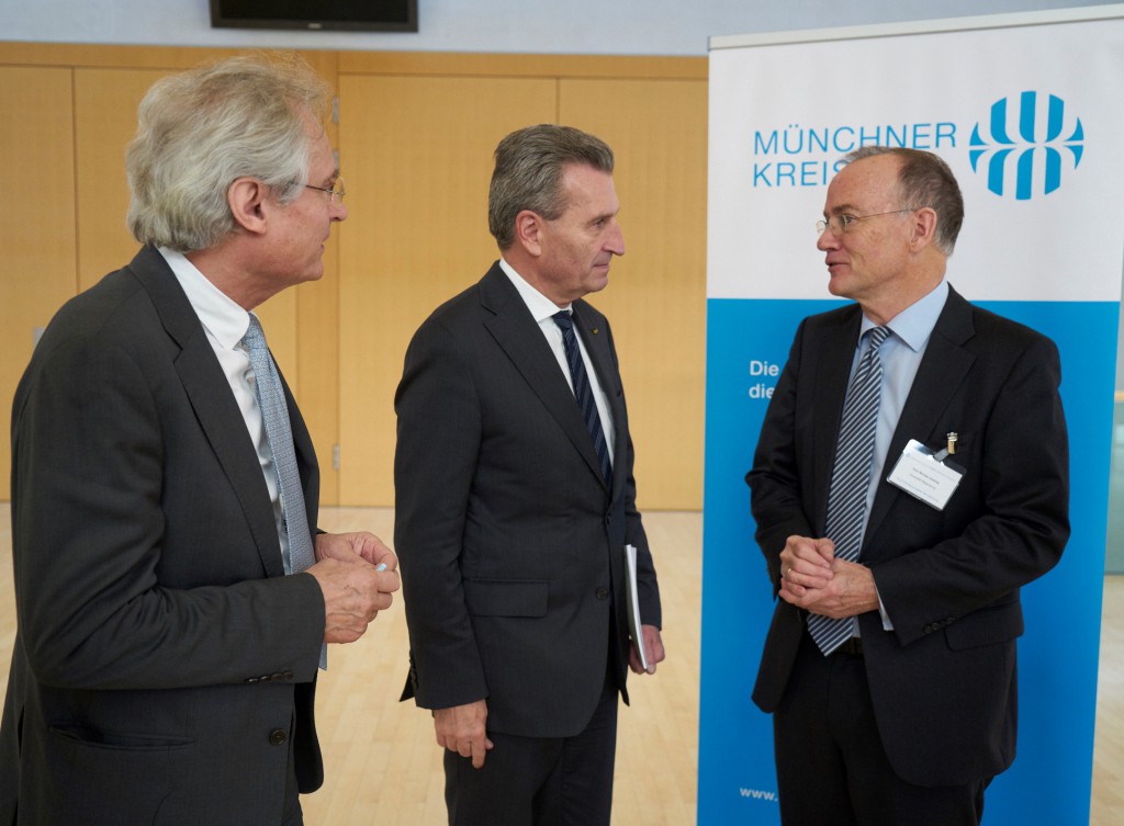 Prof. Dr. Henning Kagermann (acatech), Günther Oettinger (European Commissioner) and Prof. Dr. Michael Dowling (MÜNCHNER KREIS) (from left to right) at the Digital Manufacturing Conference in Munich. (Foto: Stefan Pielow / MÜNCHNER KREIS)