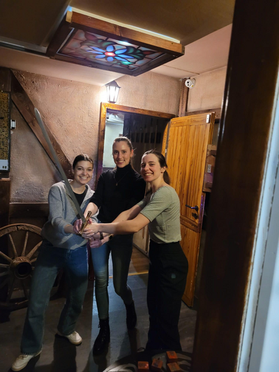 Natalie, Theresa und Helena von HeadlineAffairs geben ein Schwert hoch, welches Teil des Escape Rooms "Excalibur" war.